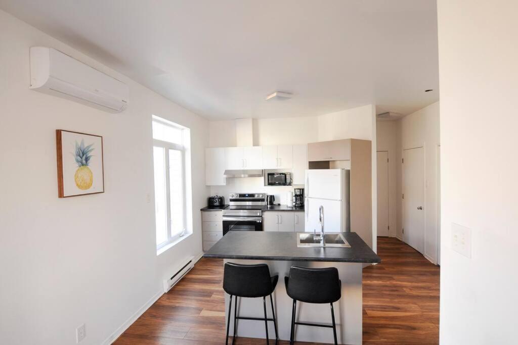 The 1810 - Spacious With Balcony - North Of Quebec Buitenkant foto